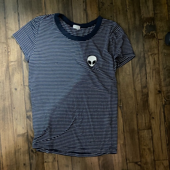 BUNDLE!! 5 shirts - Picture 4 of 7